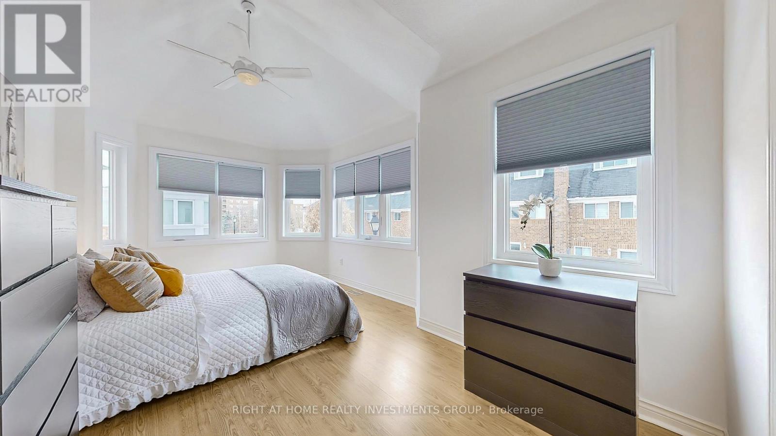 Photo 13 of 157 18 Clark Avenue W, Vaughan ON