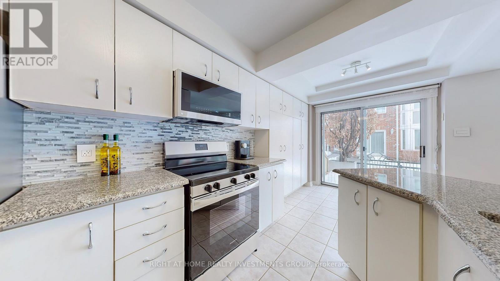 Photo 6 of 157 18 Clark Avenue W, Vaughan ON