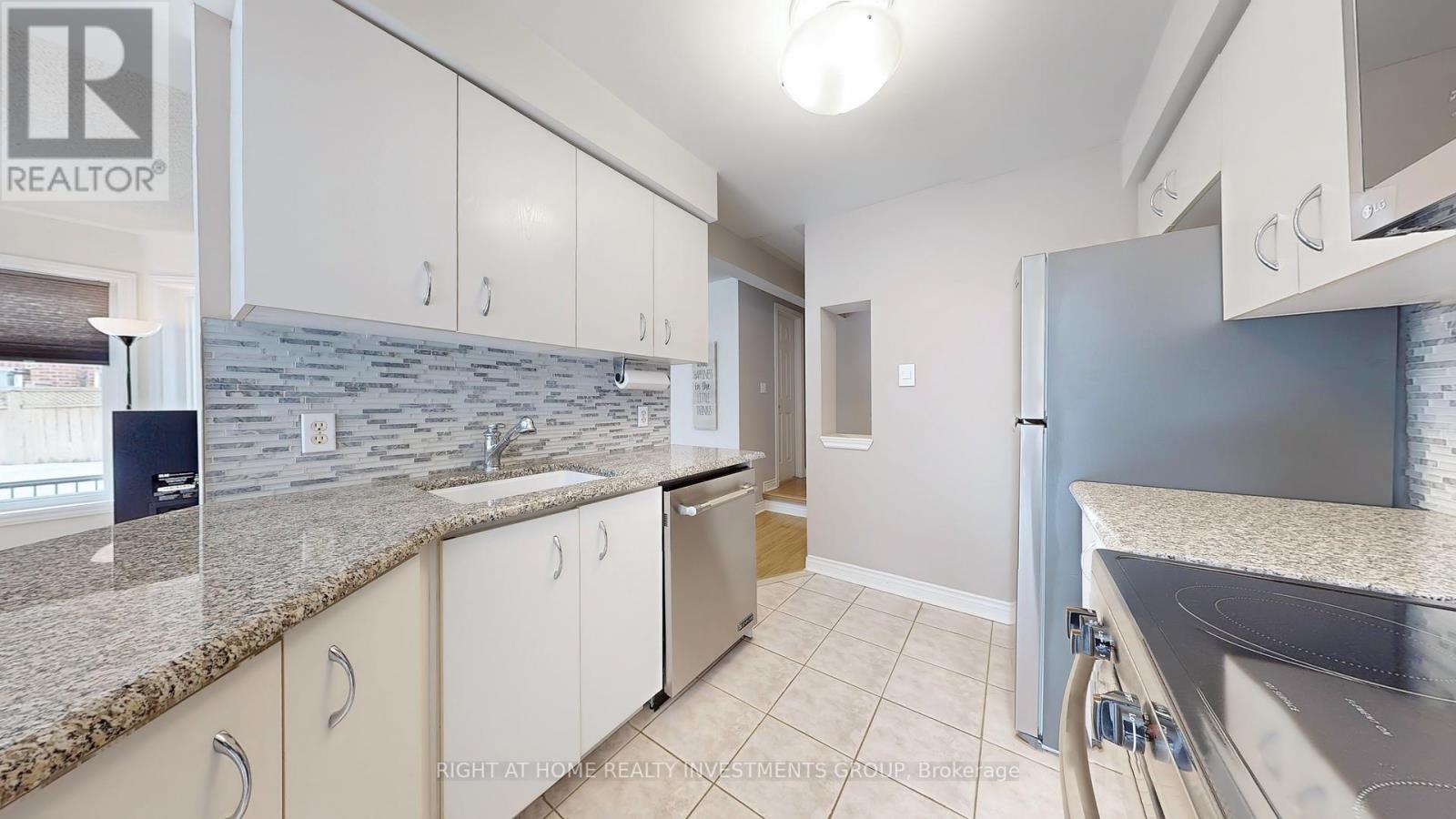 Photo 7 of 157 18 Clark Avenue W, Vaughan ON