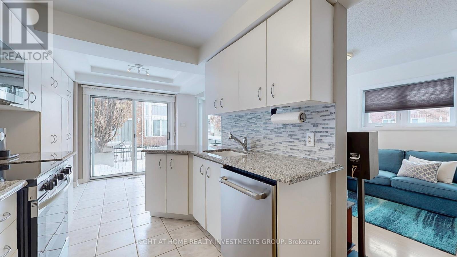 Photo 8 of 157 18 Clark Avenue W, Vaughan ON