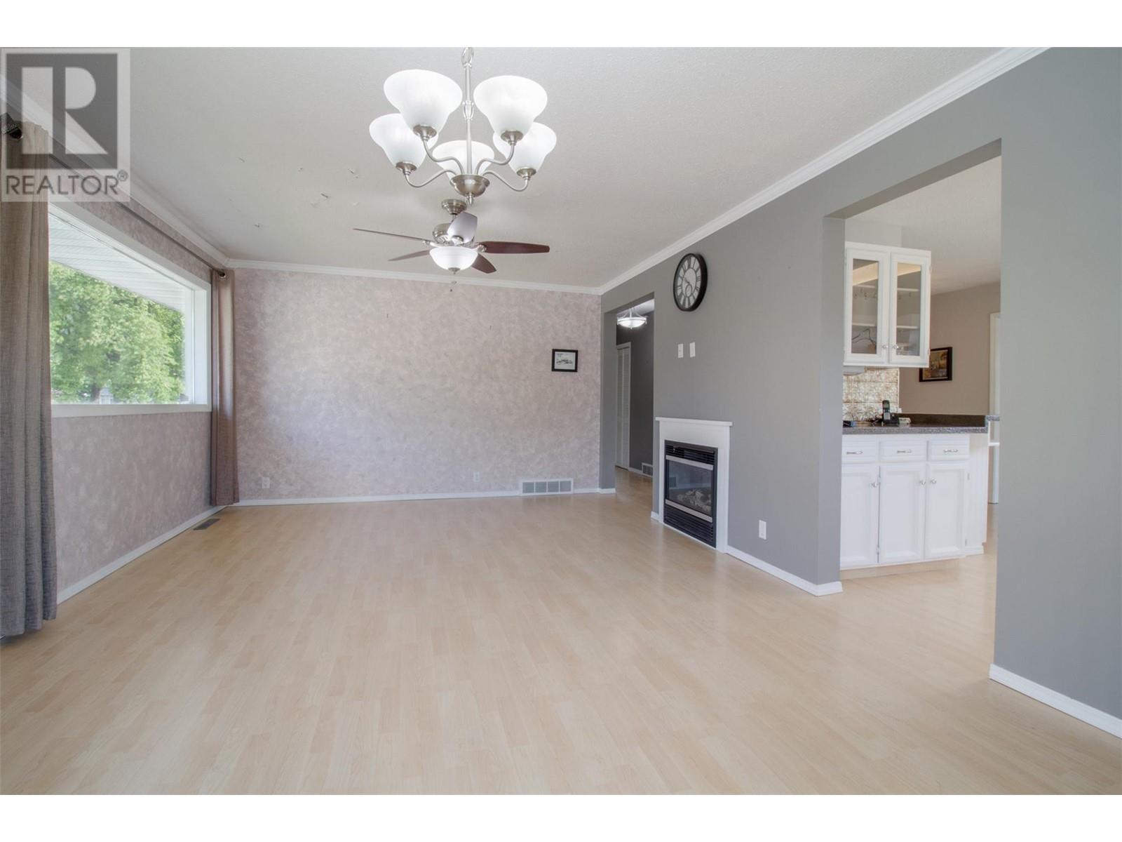 402 Seventh Street E, Revelstoke