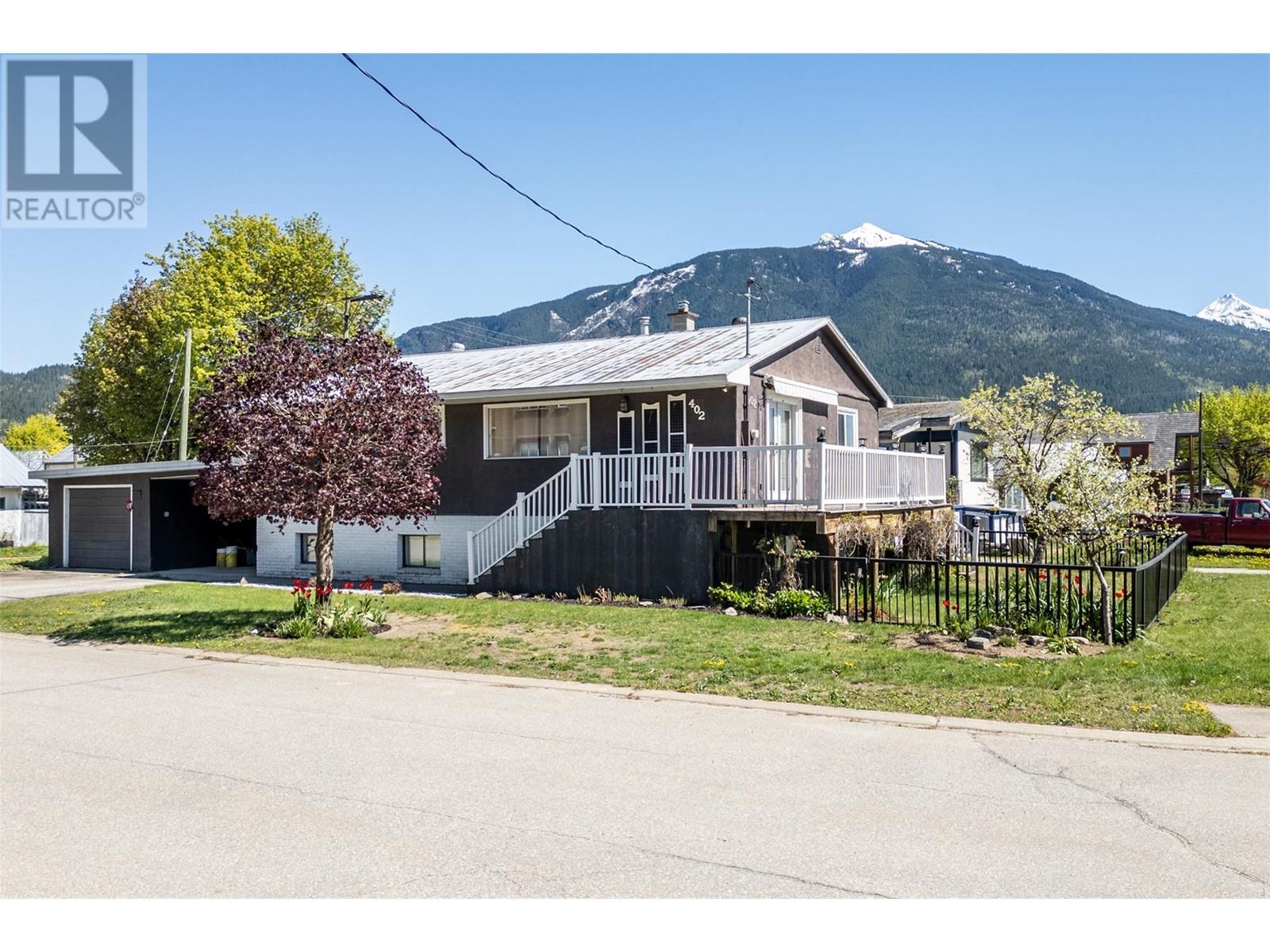 402 Seventh Street E, Revelstoke