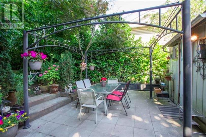 Photo 8 of 949 Harris Avenue, Coquitlam BC