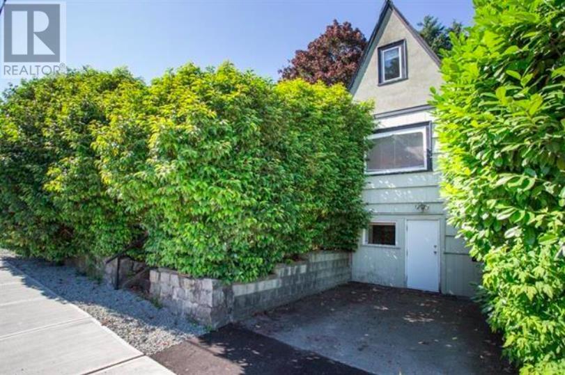 Photo 4 of 949 Harris Avenue, Coquitlam BC