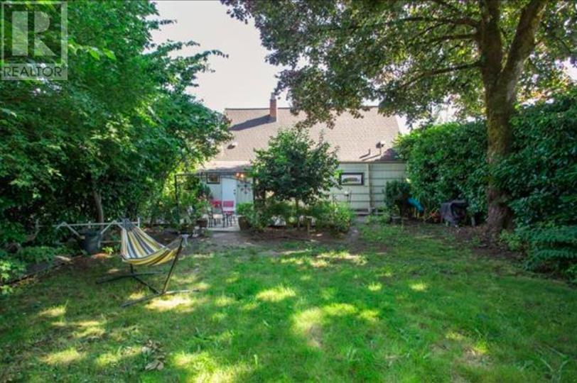 Photo 5 of 949 Harris Avenue, Coquitlam BC