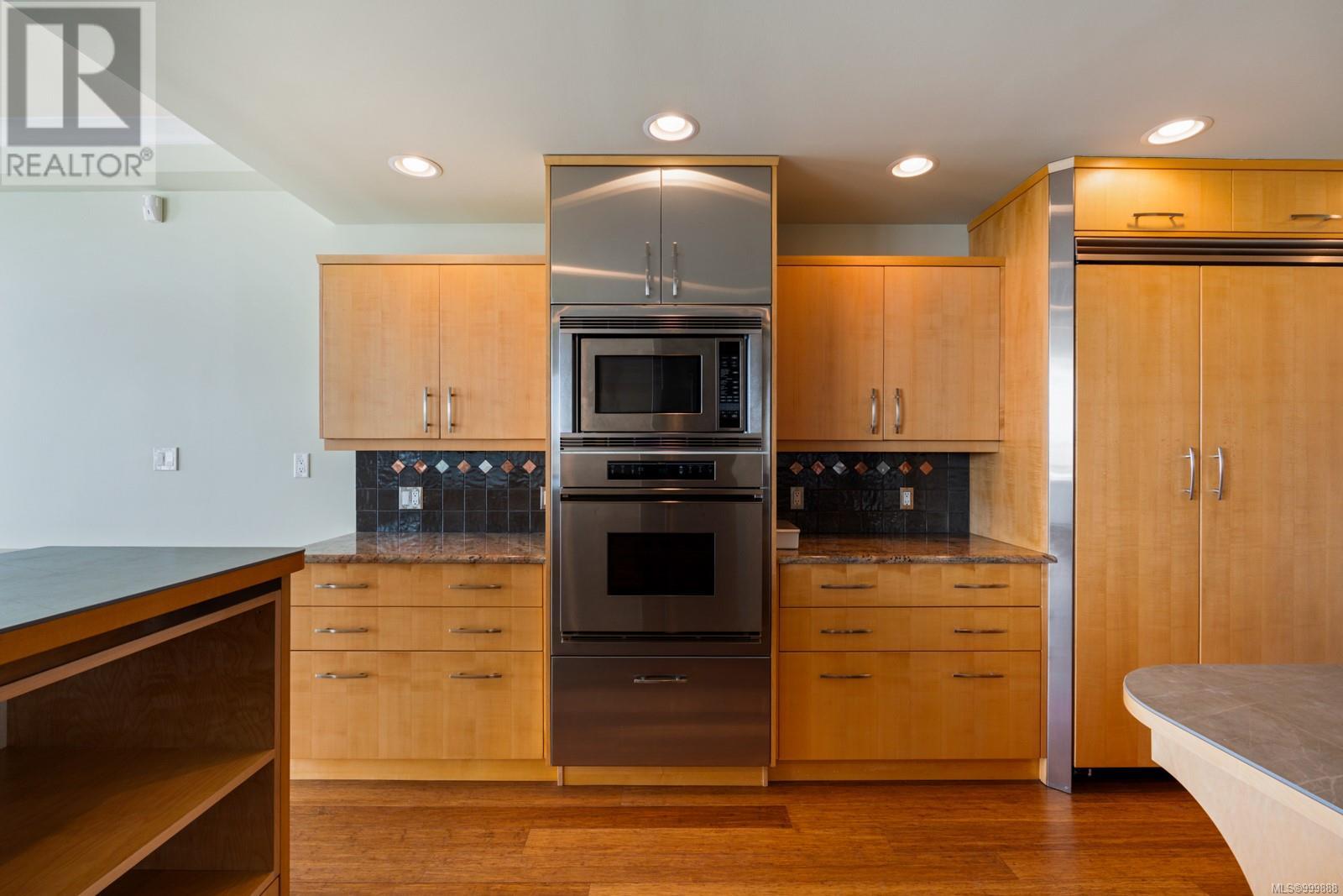 Photo 11 of 821 21 Dallas Rd, Victoria BC