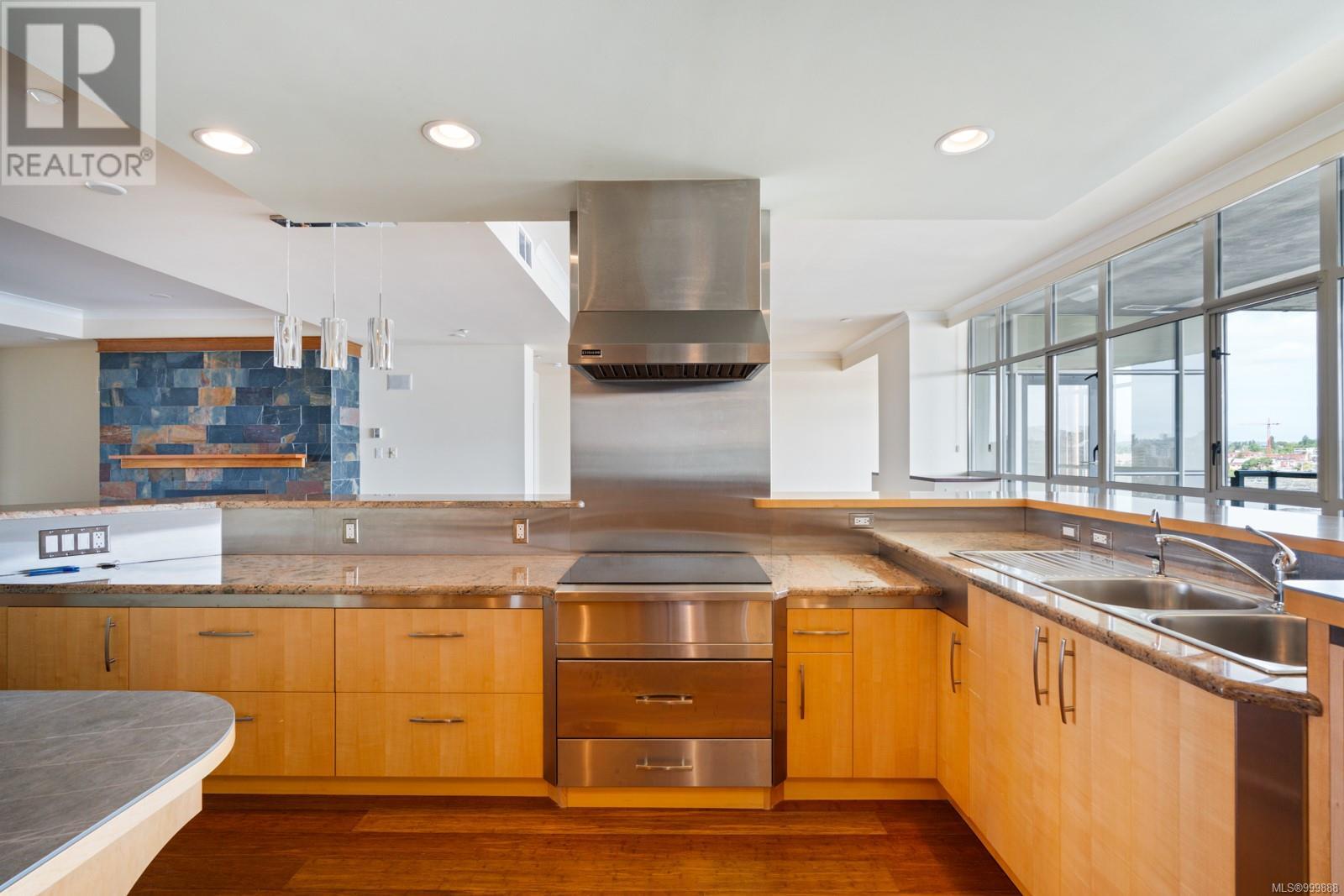 Photo 10 of 821 21 Dallas Rd, Victoria BC