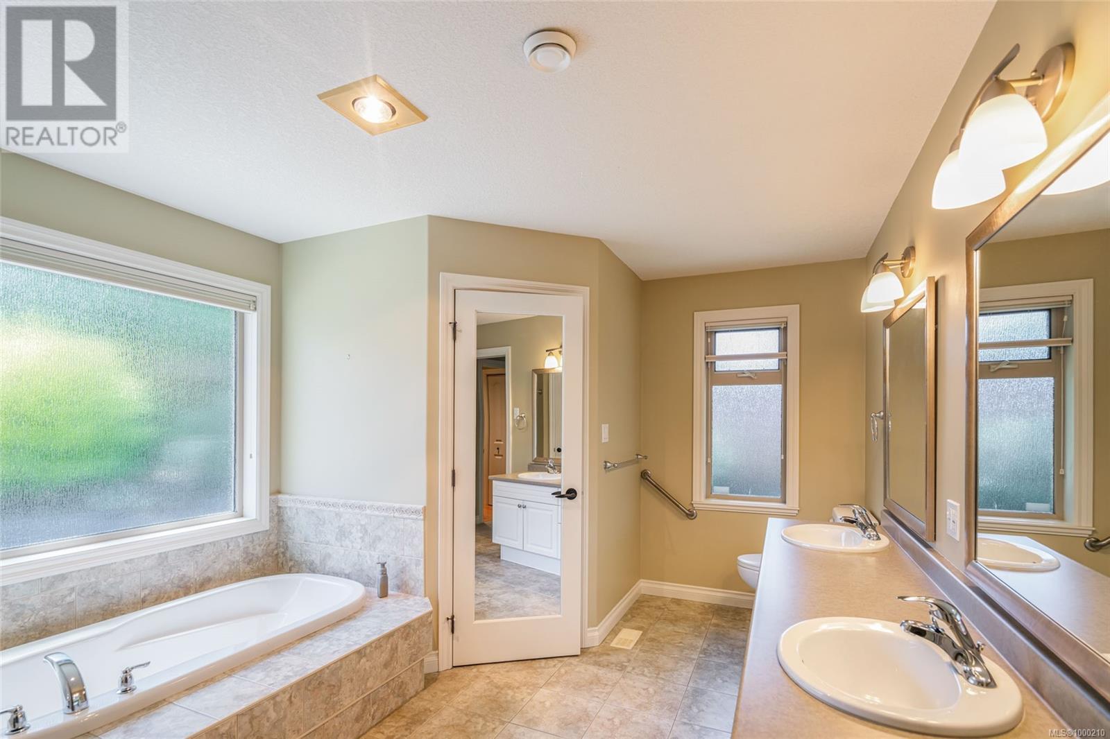 978 Cantebury Pl, Qualicum Beach
