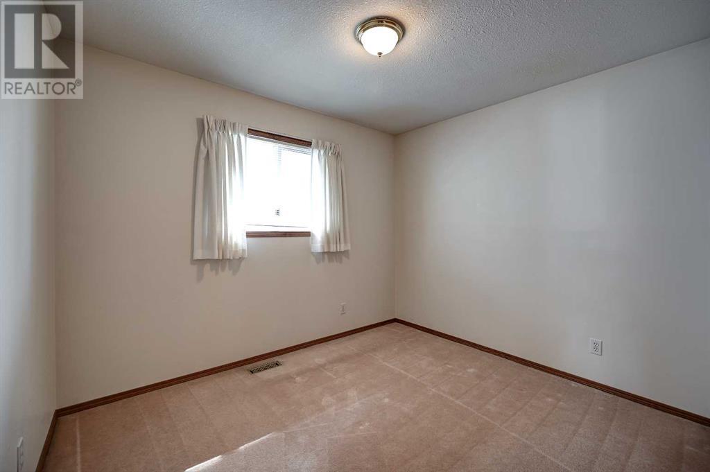 Single Family House Bi-level for Sale in  Sunridge Crescent NW Sunridge Airdrie 