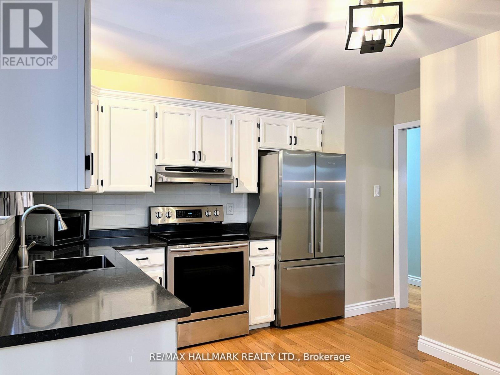 Photo 4 of 587 Spillsbury Drive, Peterborough West ON