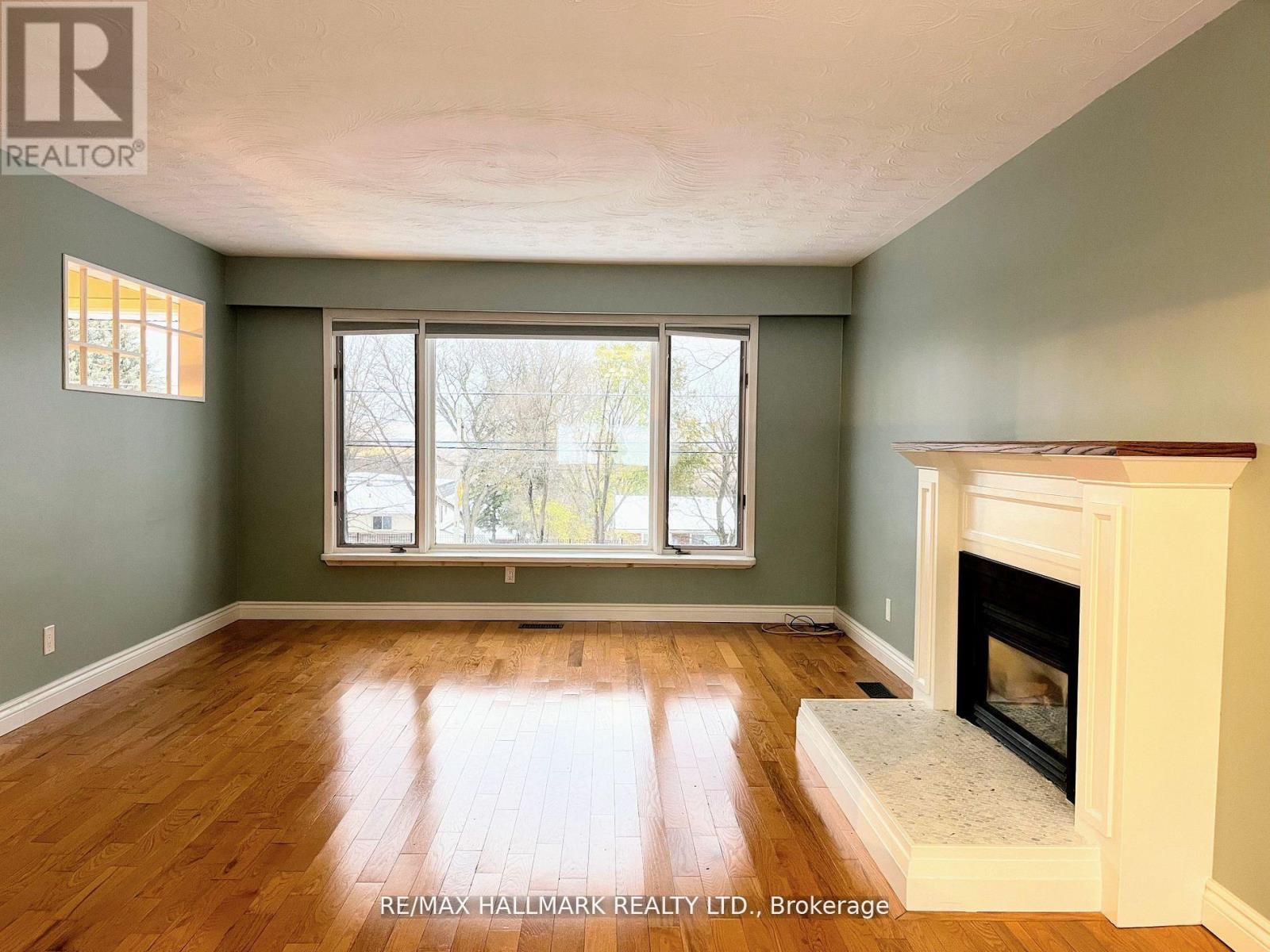 Photo 5 of 587 Spillsbury Drive, Peterborough West ON