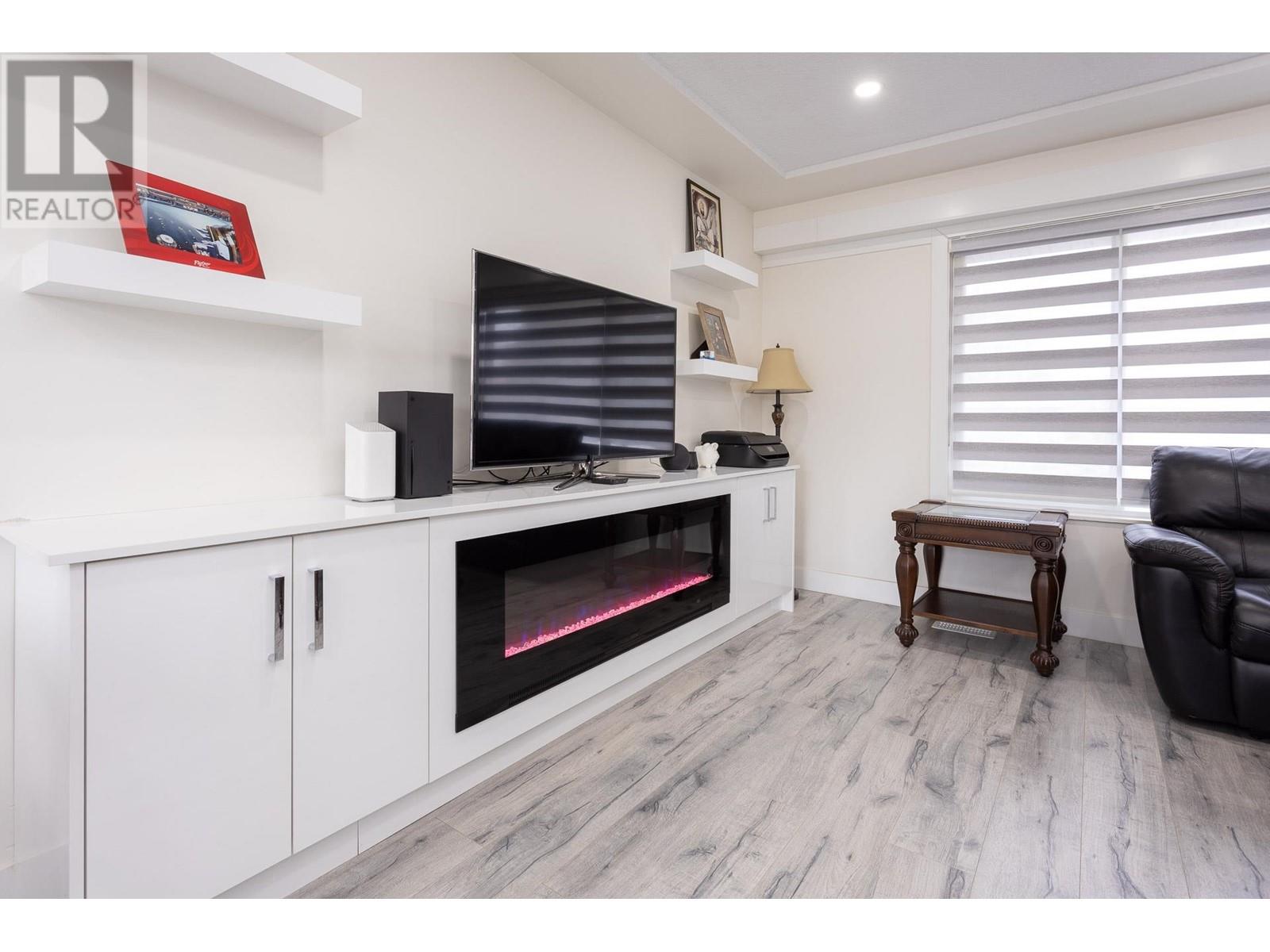 Photo 9 of 1624 Coquitlam Avenue, Port Coquitlam BC