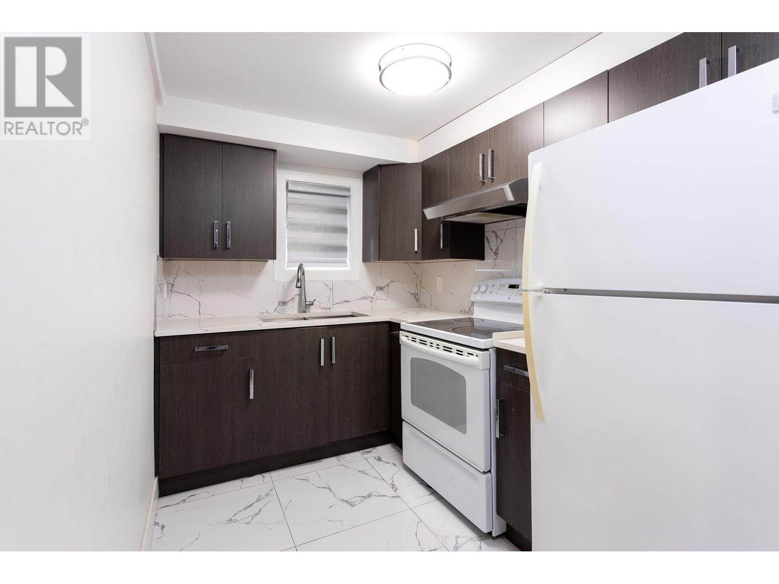 Photo 31 of 1624 Coquitlam Avenue, Port Coquitlam BC