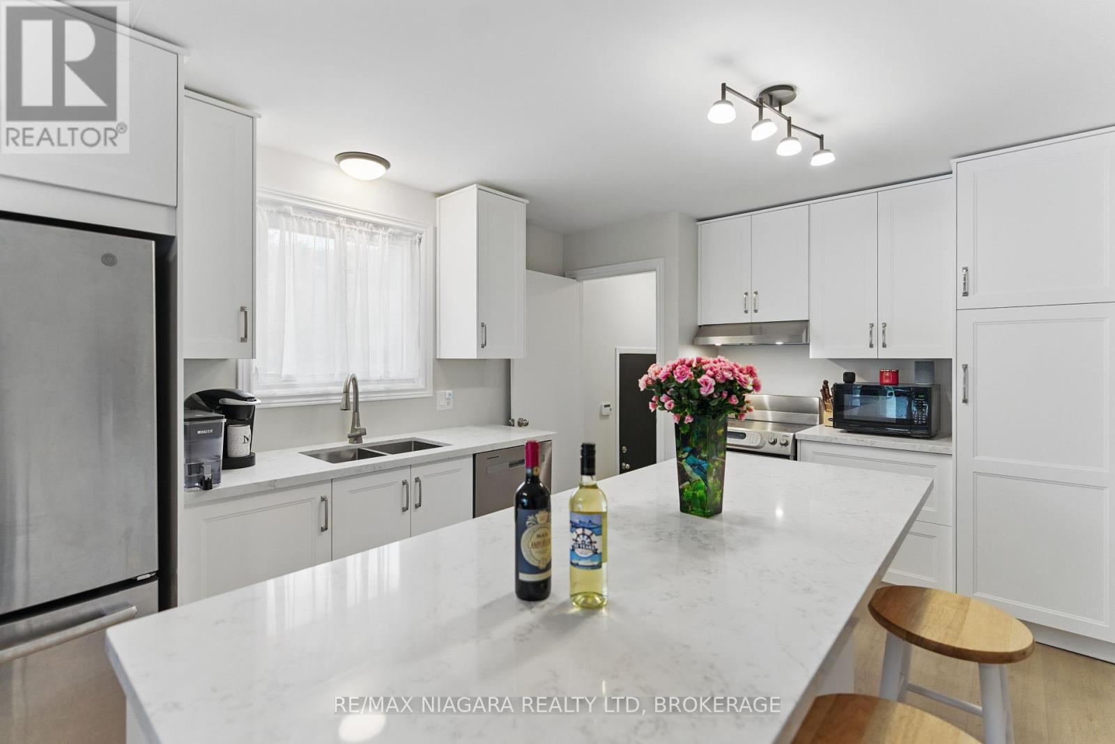Photo 11 of 84 Regent Drive, St Catharines ON