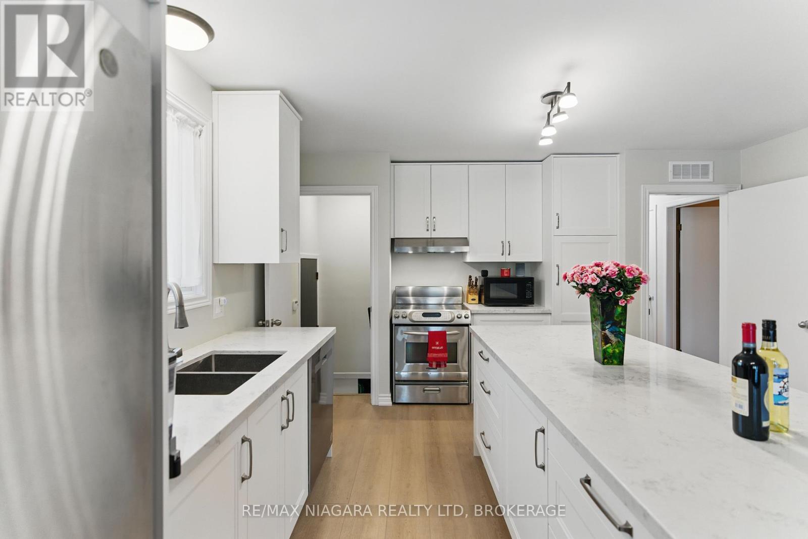Photo 14 of 84 Regent Drive, St Catharines ON