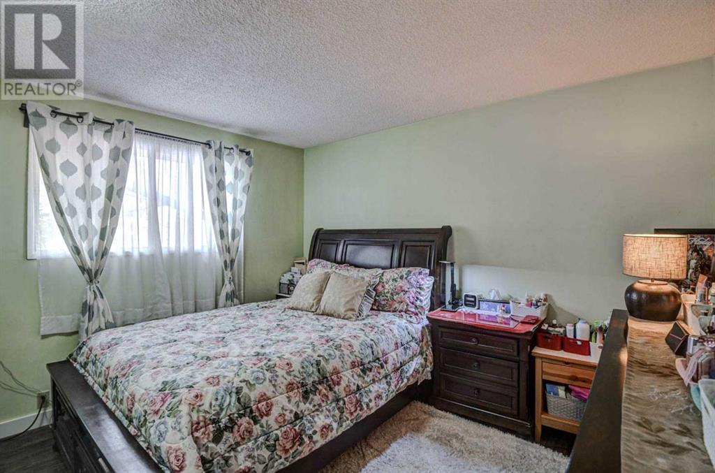 Single Family House Bi-level for Sale in  Ogmoor Crescent SE Ogden Calgary 
