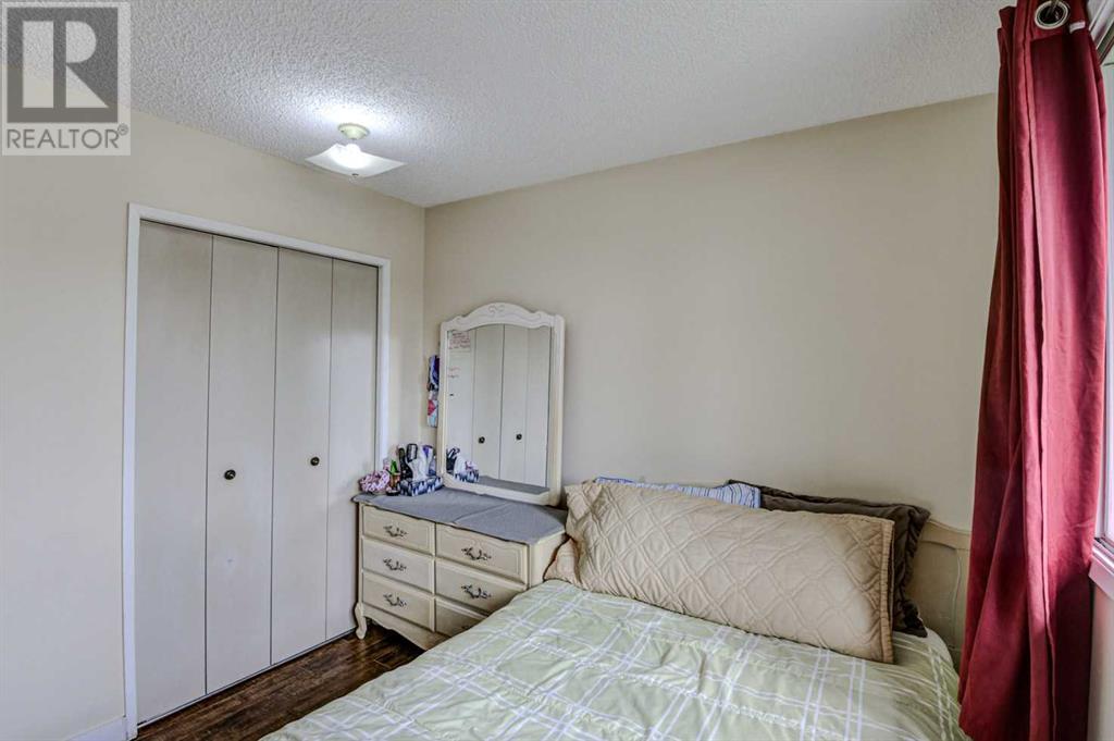 Single Family House Bi-level for Sale in  Ogmoor Crescent SE Ogden Calgary 