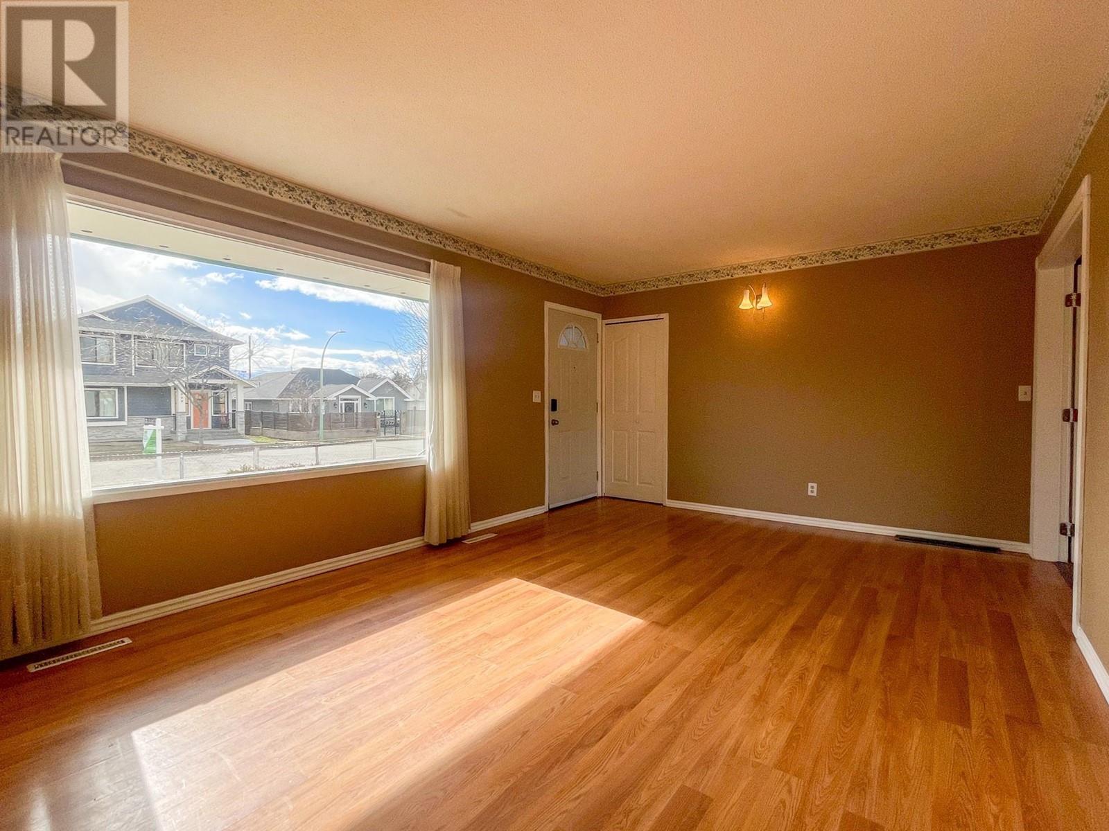 Photo 8 of 958 Stockwell Avenue, Kelowna BC