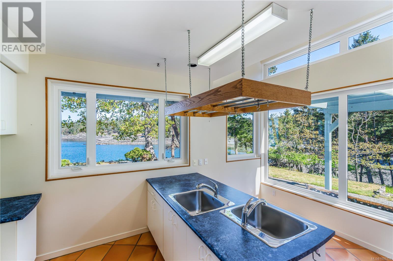 1555 Seacrest Rd, Nanoose Bay