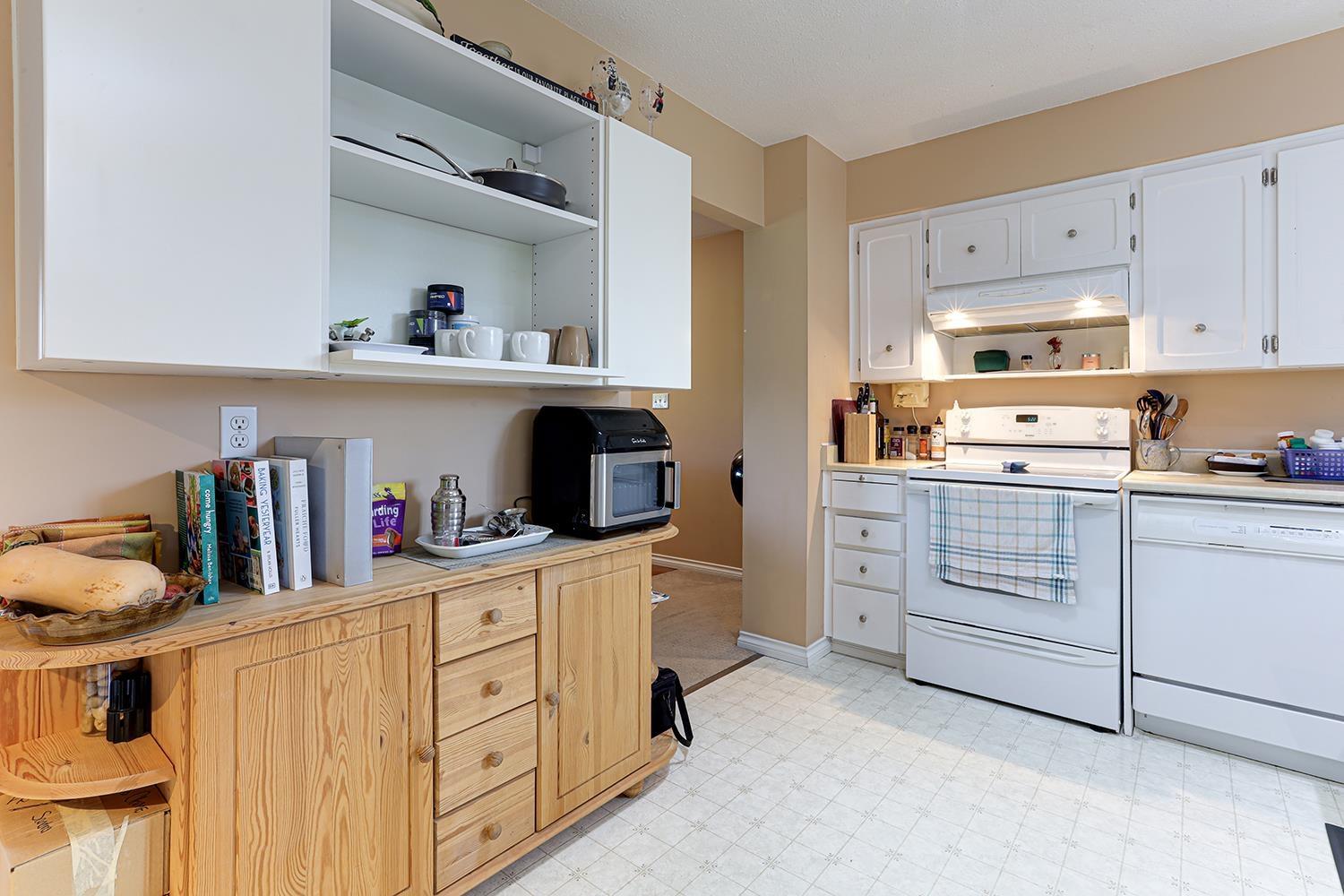 Photo 12 of 20925 51 B Avenue, Langley BC