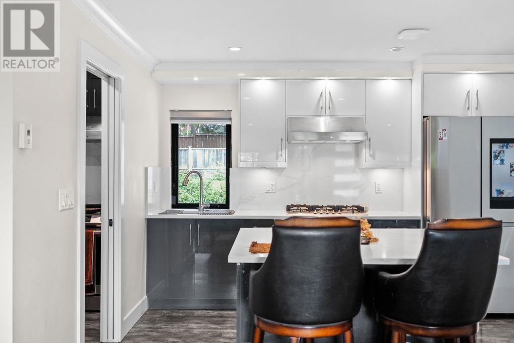 Photo 5 of 5811 Patrick Street, Burnaby BC