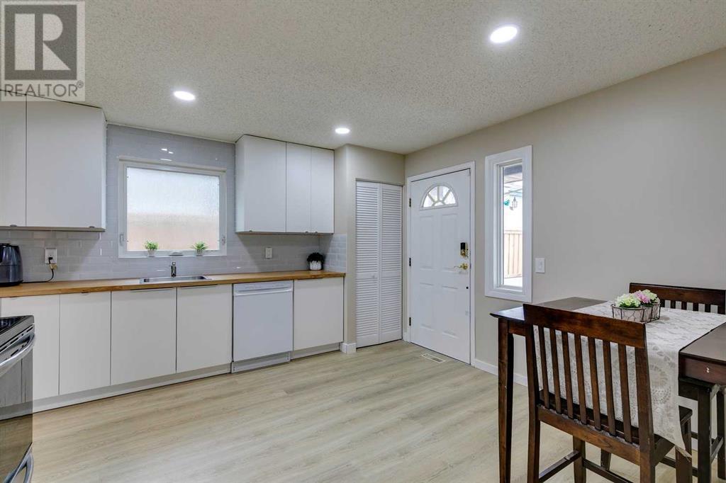 Single Family House 4 Level for Sale in  Bedridge Road NE Beddington Heights Calgary 