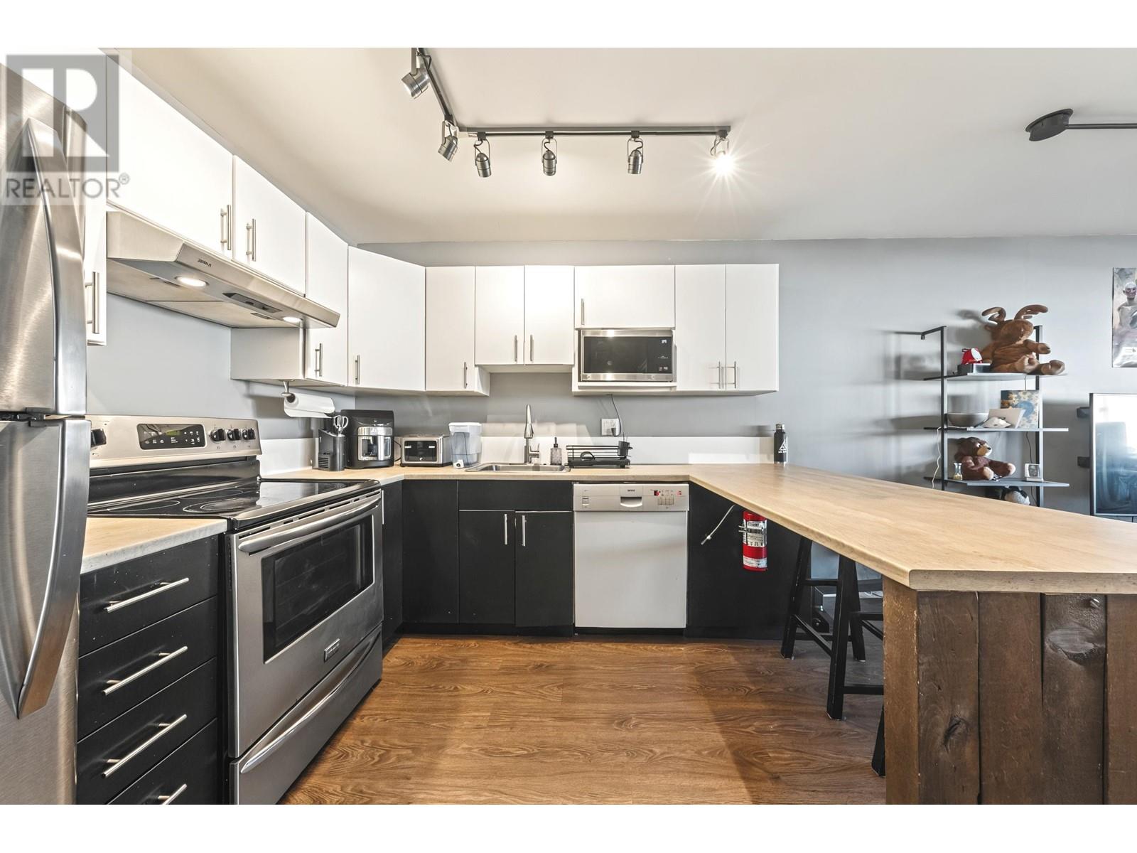 Photo 16 of 301 1209 Howie Avenue, Coquitlam BC