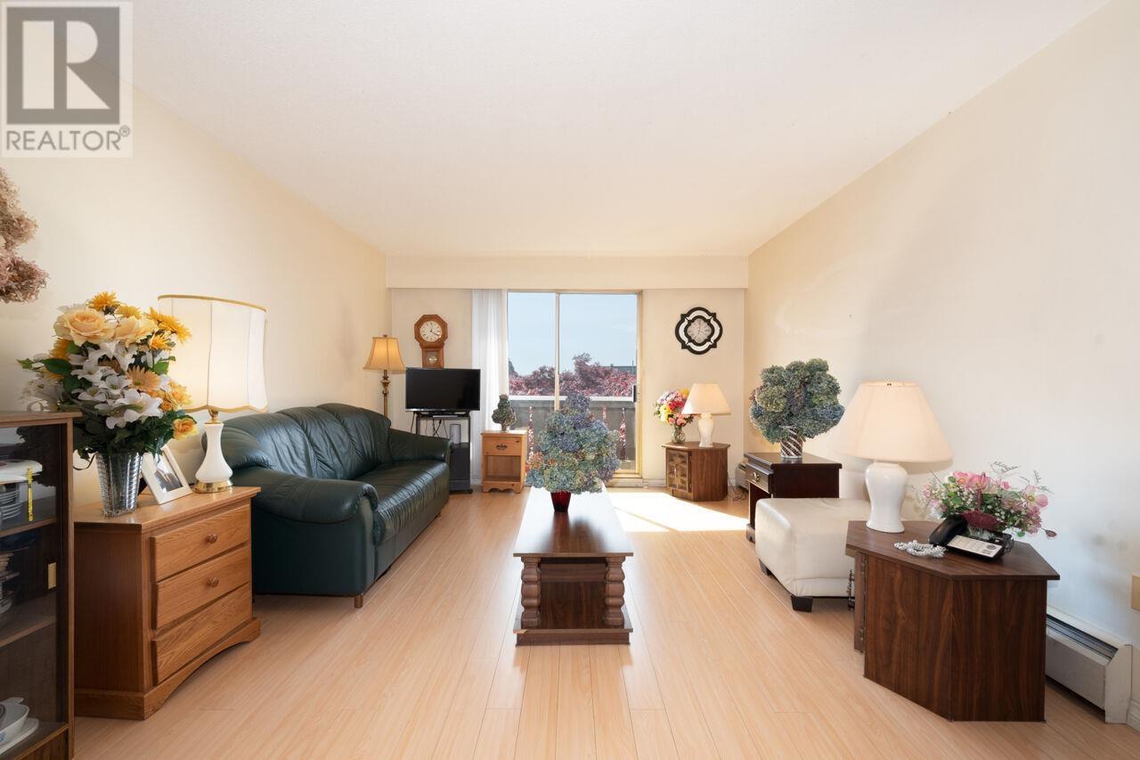 Photo 7 of 114 1345 Chesterfield Avenue, North Vancouver BC