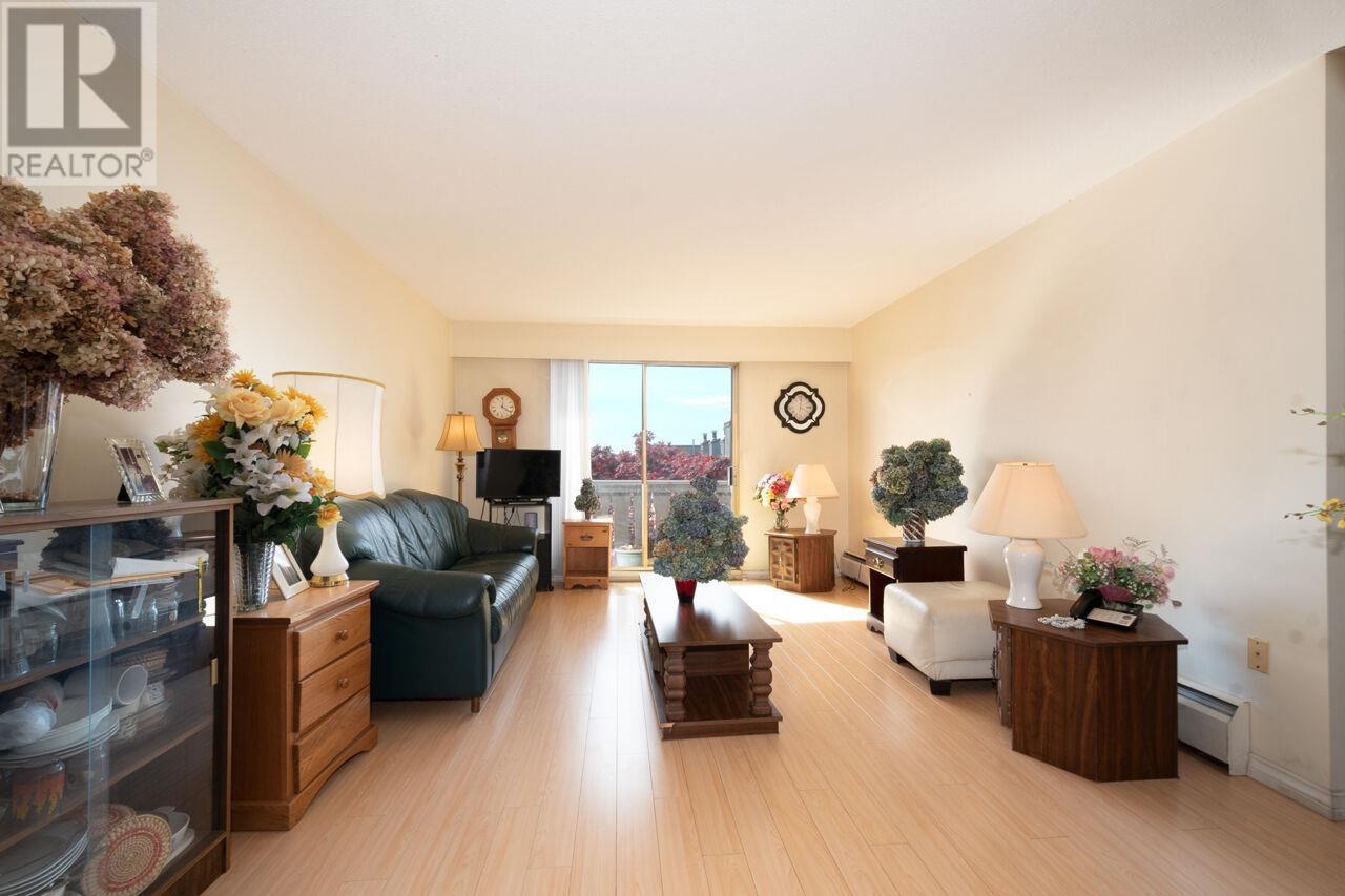 Photo 5 of 114 1345 Chesterfield Avenue, North Vancouver BC