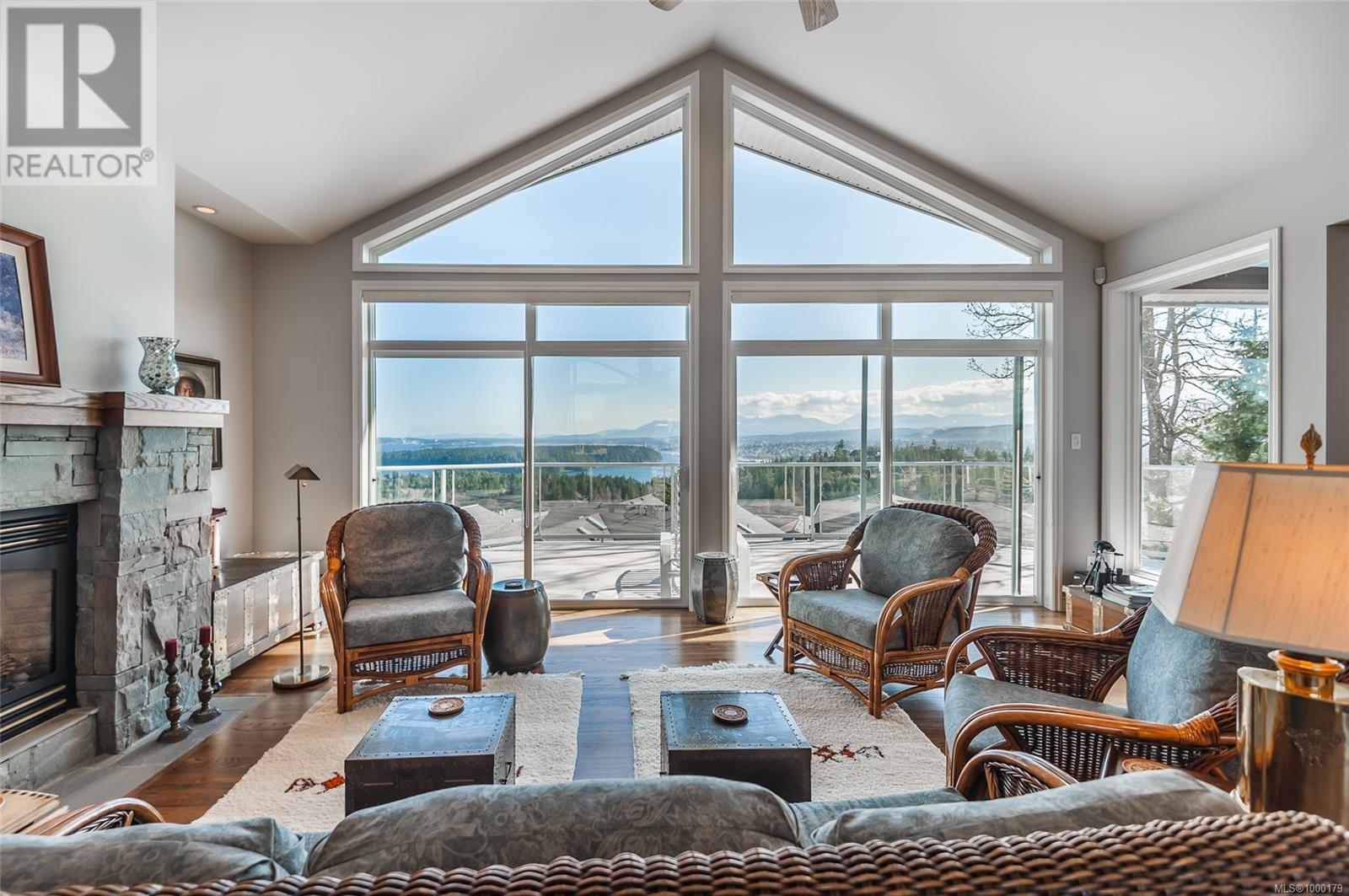 Photo 10 of 3748 Glen Oaks Dr, Nanaimo BC