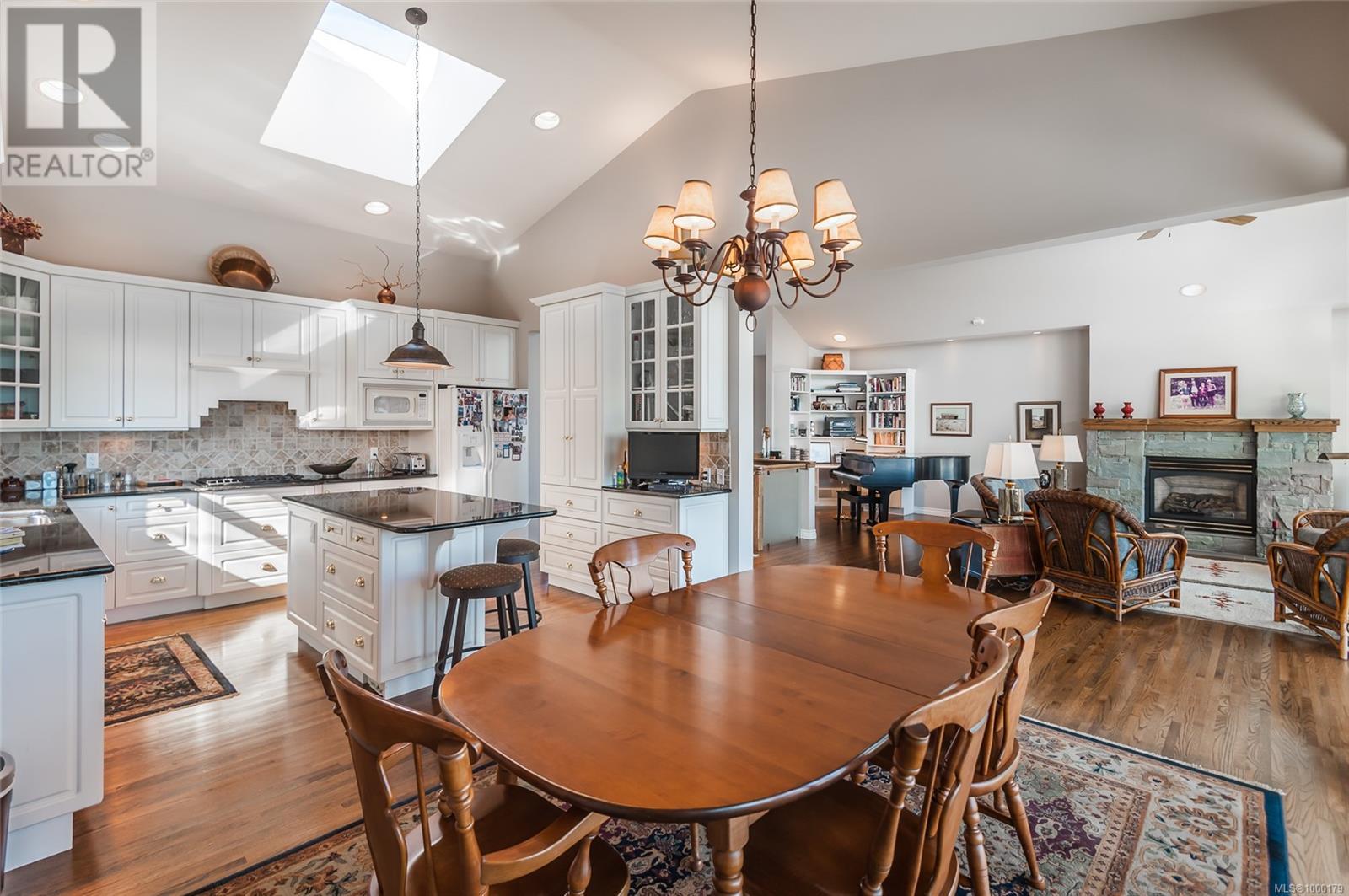 Photo 12 of 3748 Glen Oaks Dr, Nanaimo BC