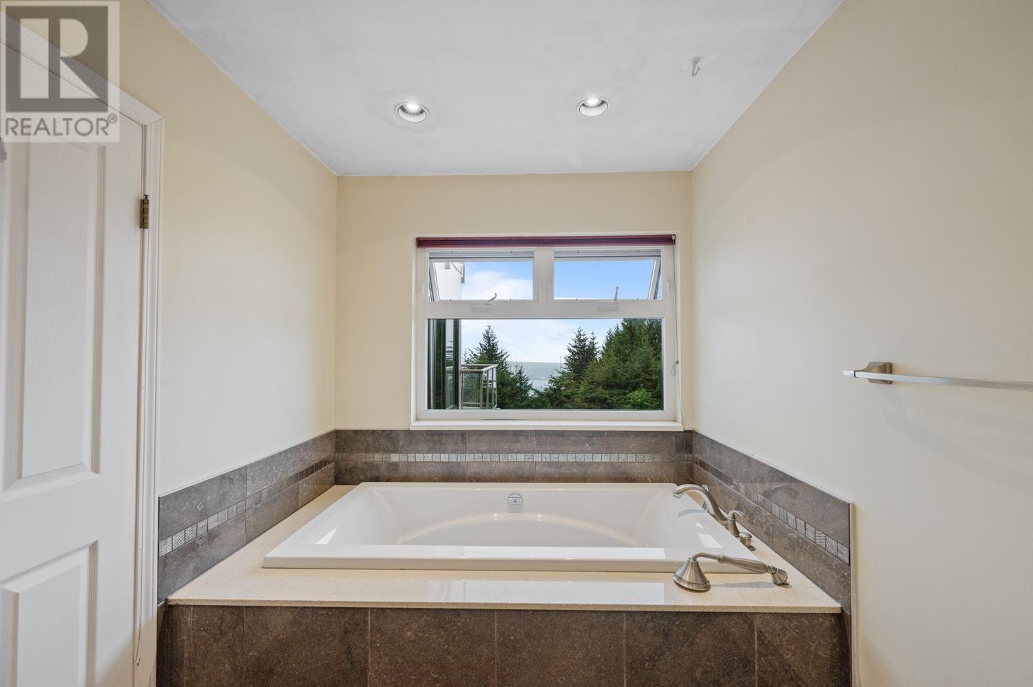 Photo 18 of 1151 Millstream Road, West Vancouver BC