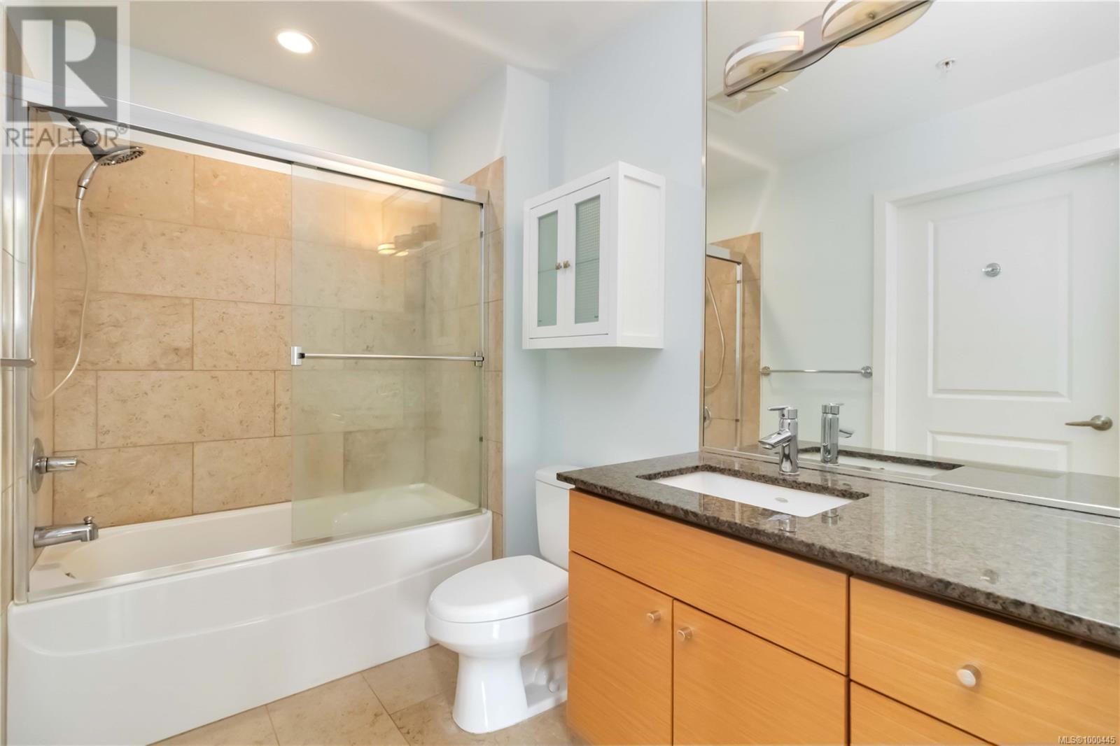 302 3614 Richmond Rd, Saanich