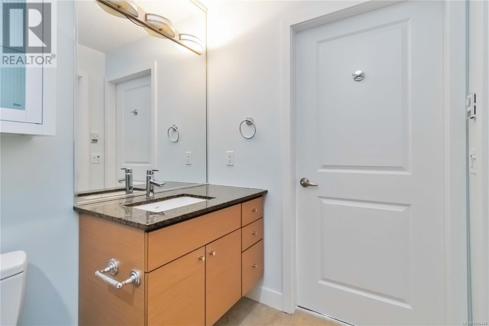 302 3614 Richmond Rd, Saanich