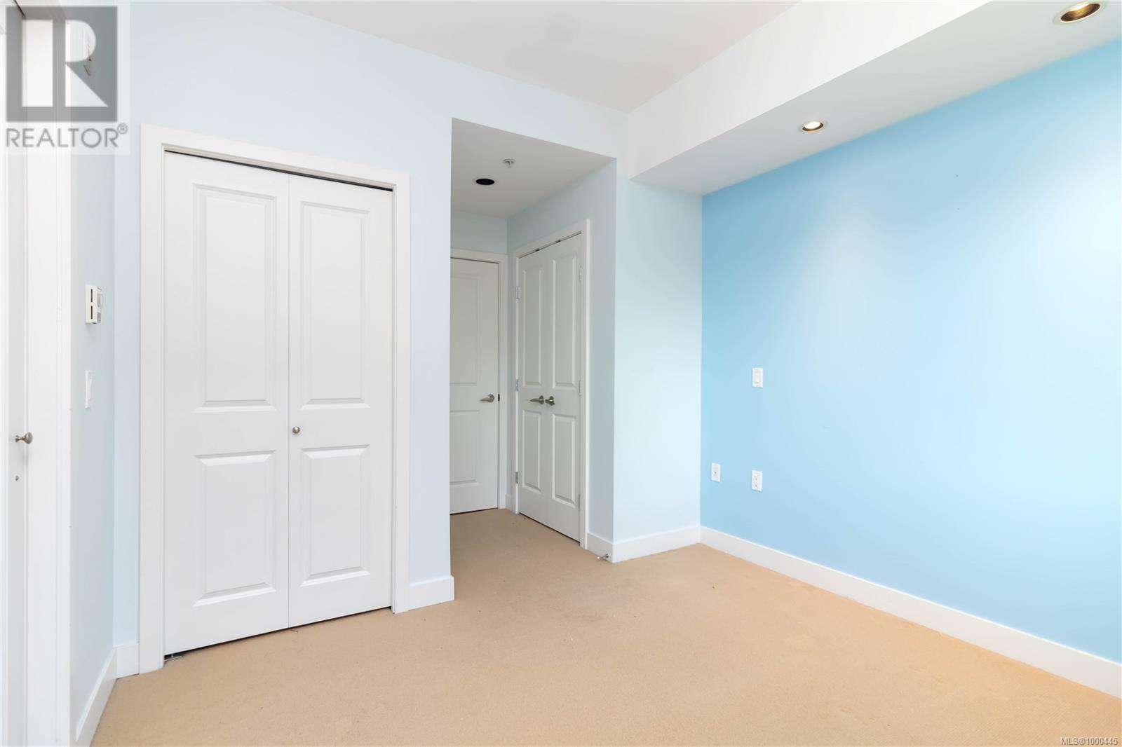 302 3614 Richmond Rd, Saanich