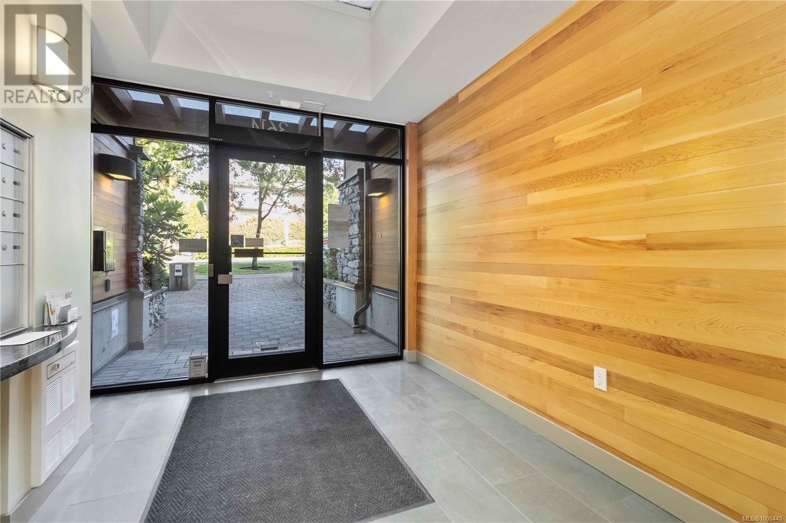 302 3614 Richmond Rd, Saanich