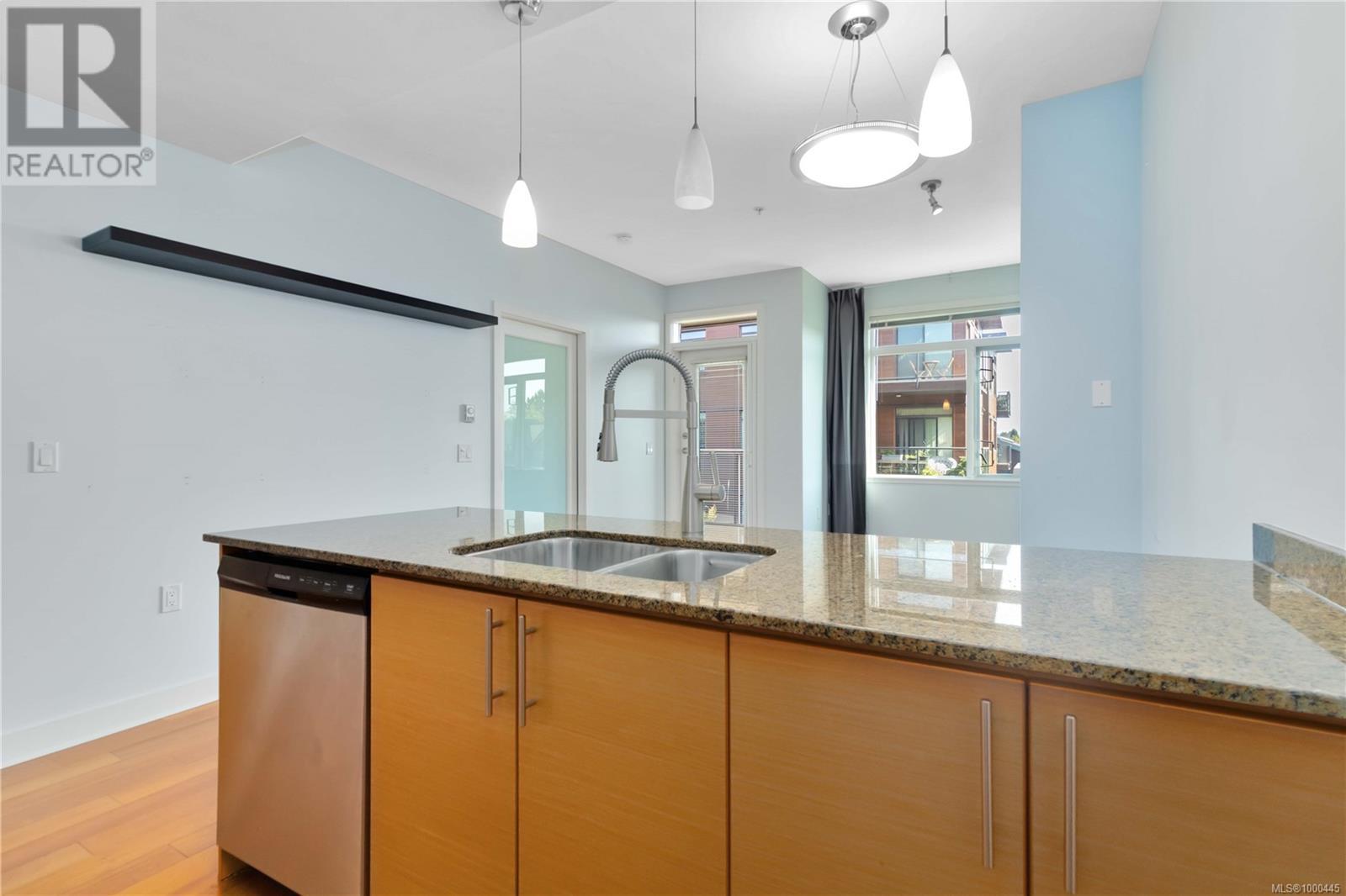 302 3614 Richmond Rd, Saanich
