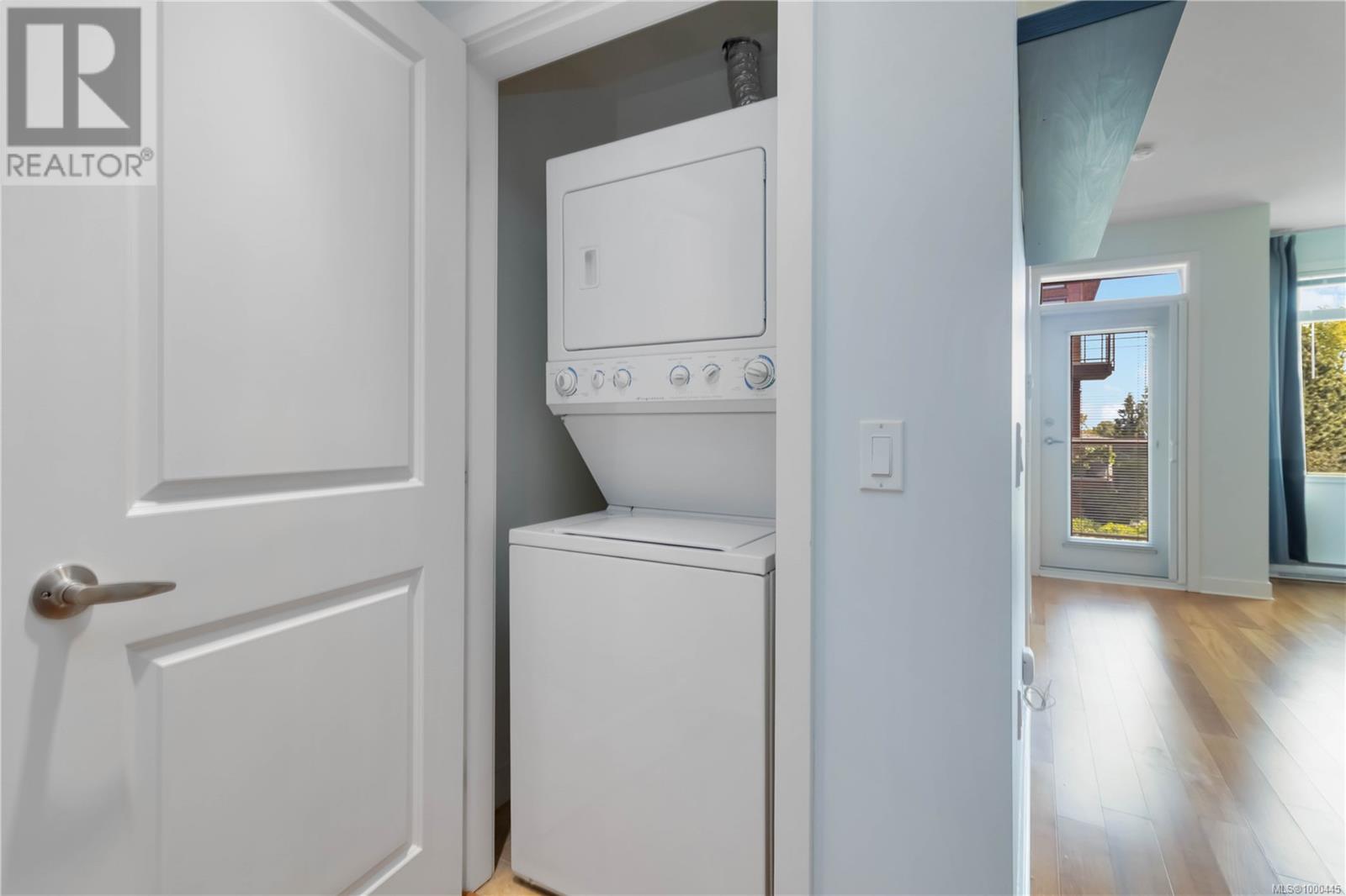 302 3614 Richmond Rd, Saanich