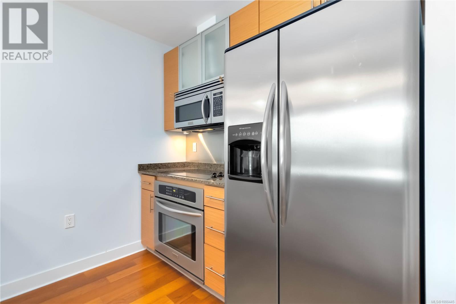 302 3614 Richmond Rd, Saanich