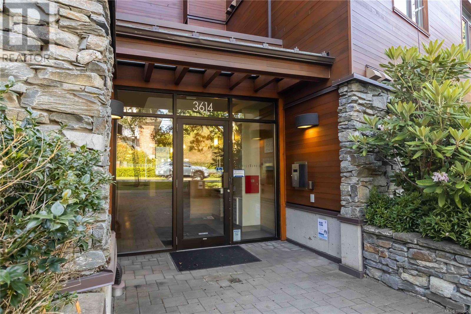 302 3614 Richmond Rd, Saanich