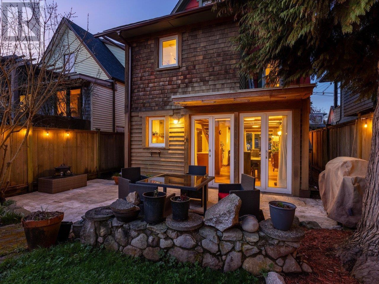 Photo 4 of 950 Ringwood Avenue, Vancouver BC
