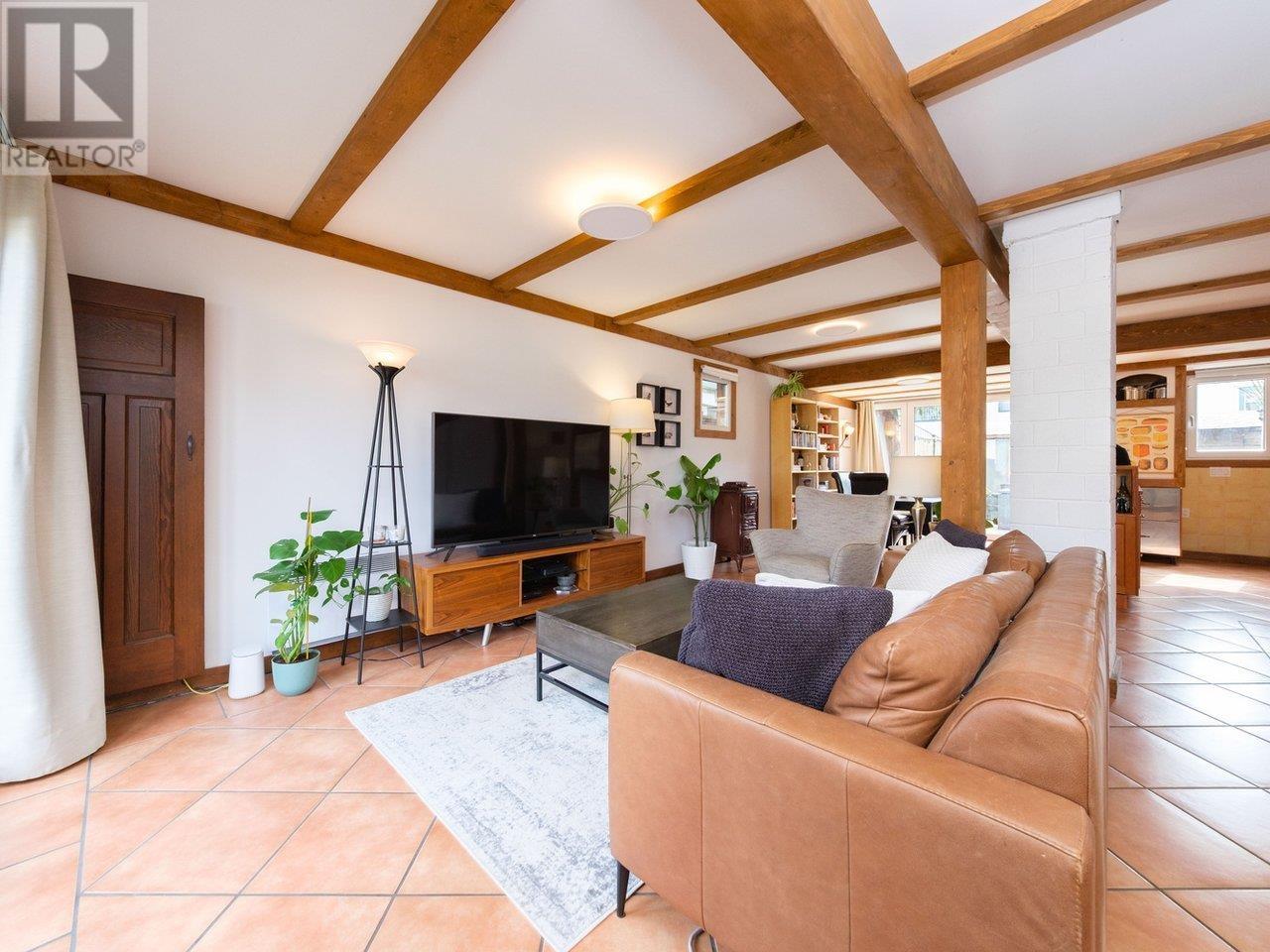 Photo 3 of 950 Ringwood Avenue, Vancouver BC
