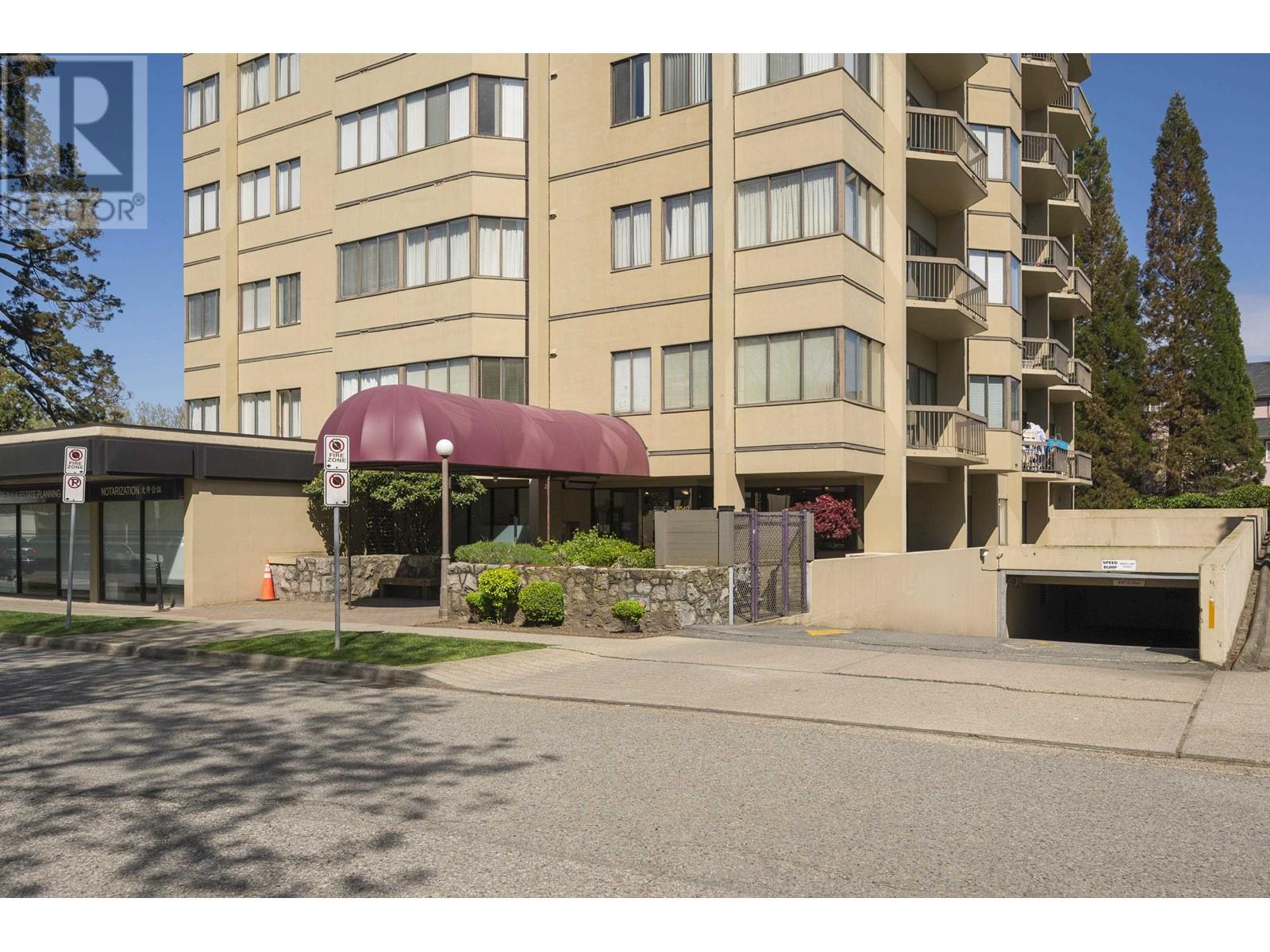 Photo 4 of 301 6540 Burlington Avenue, Burnaby BC