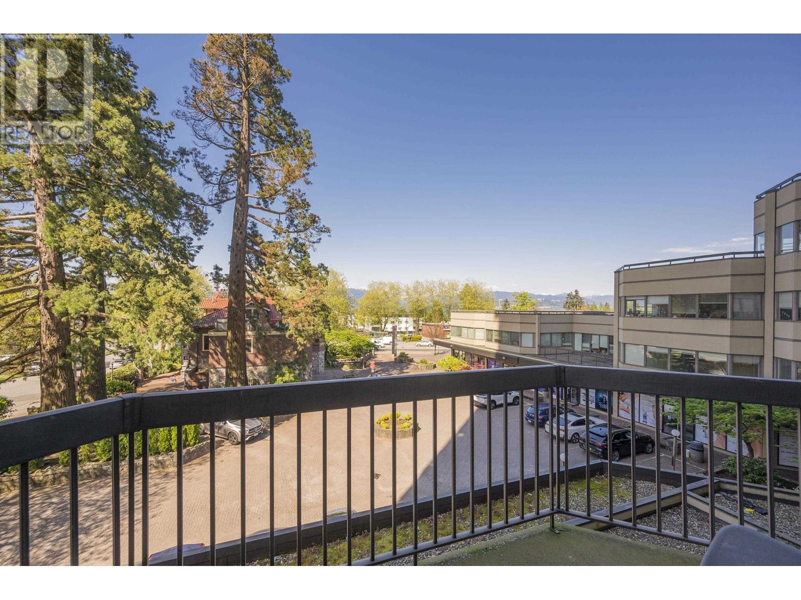 Photo 9 of 301 6540 Burlington Avenue, Burnaby BC