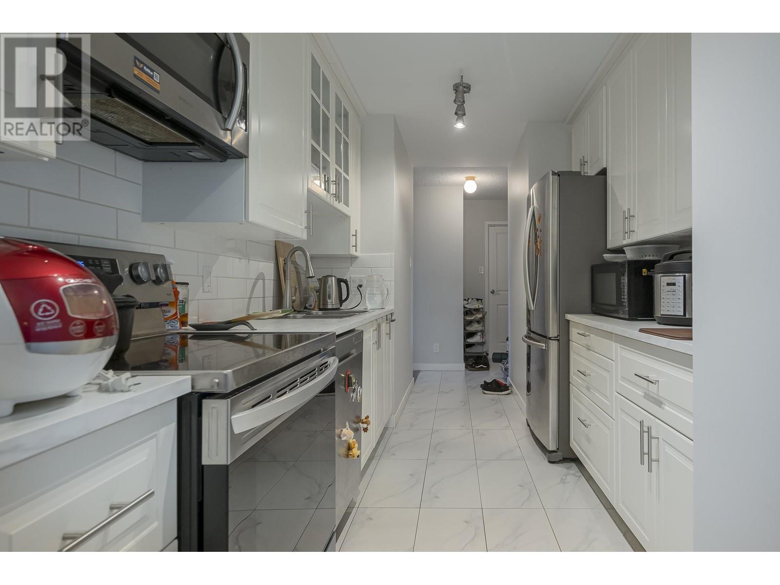 Photo 15 of 301 6540 Burlington Avenue, Burnaby BC