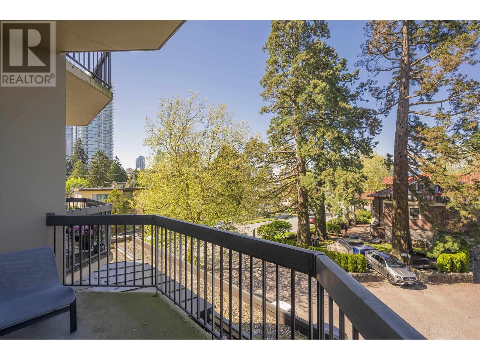 Photo 10 of 301 6540 Burlington Avenue, Burnaby BC