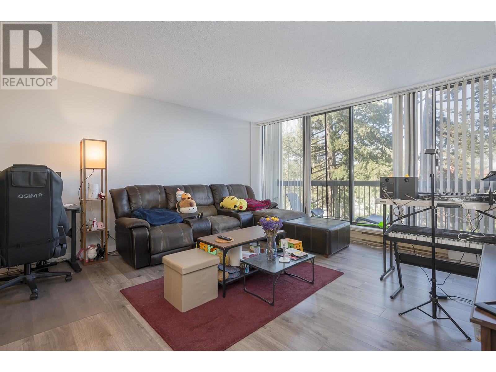 Photo 8 of 301 6540 Burlington Avenue, Burnaby BC