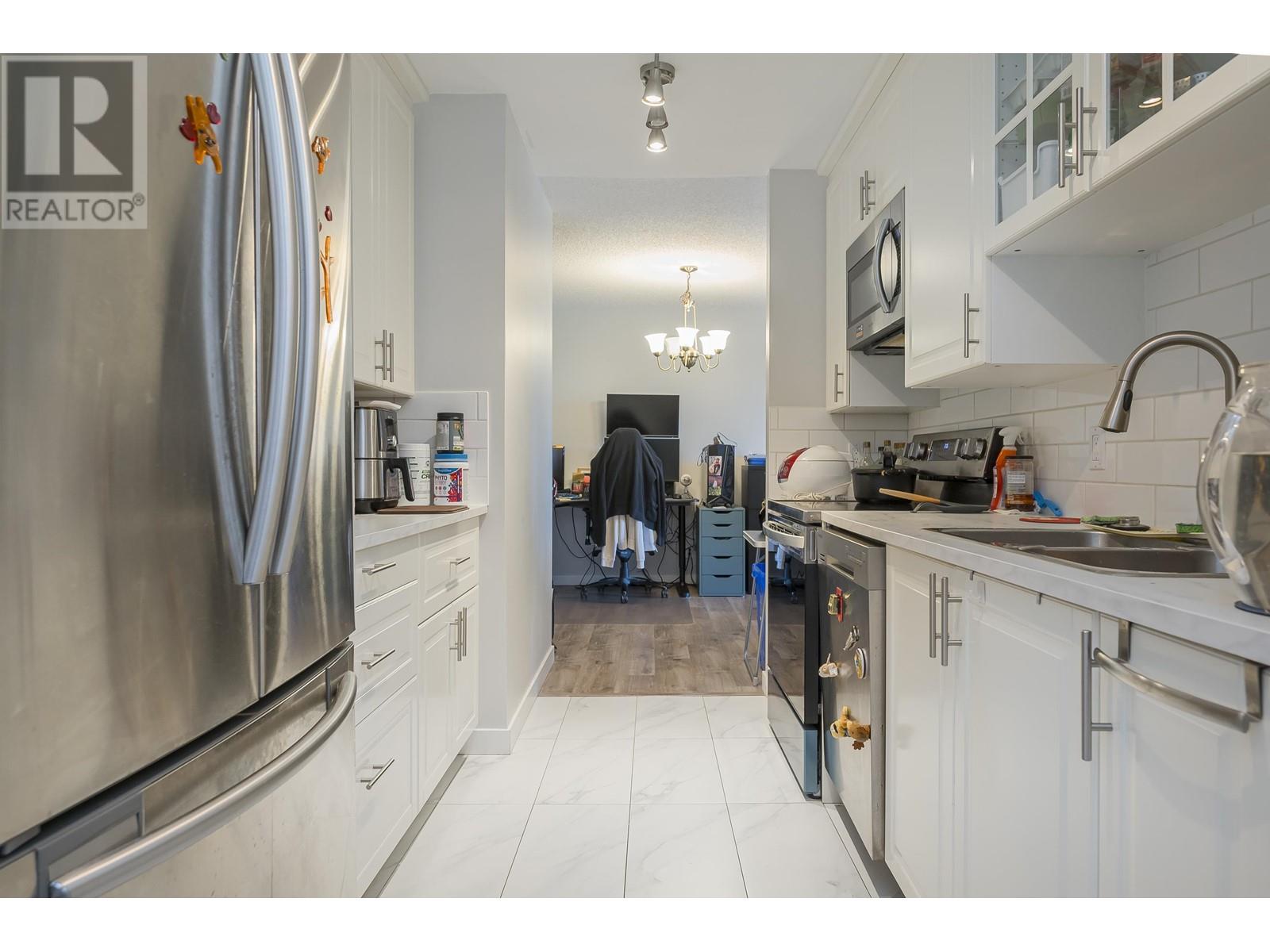 Photo 17 of 301 6540 Burlington Avenue, Burnaby BC