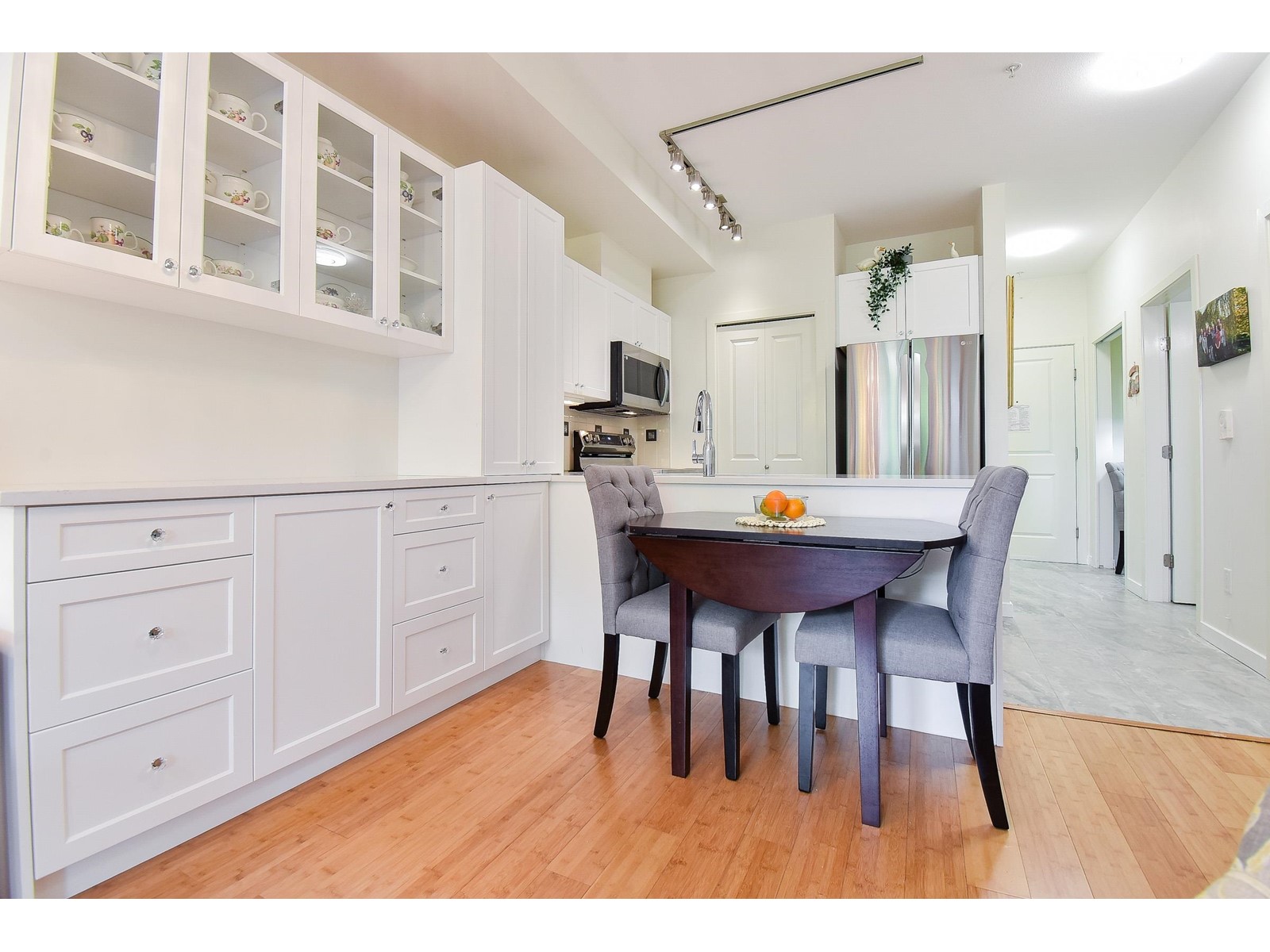 Photo 5 of 204 2511 King George Boulevard, Surrey BC