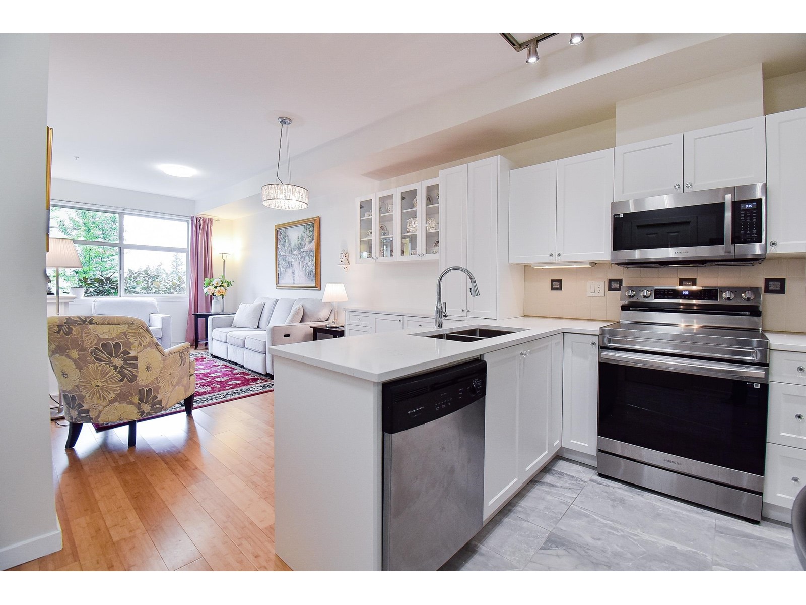 Photo 2 of 204 2511 King George Boulevard, Surrey BC